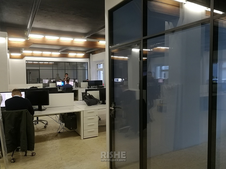 Стеклянные двойные офисные перегородки и двери в черном профиле Slim (6).jpg